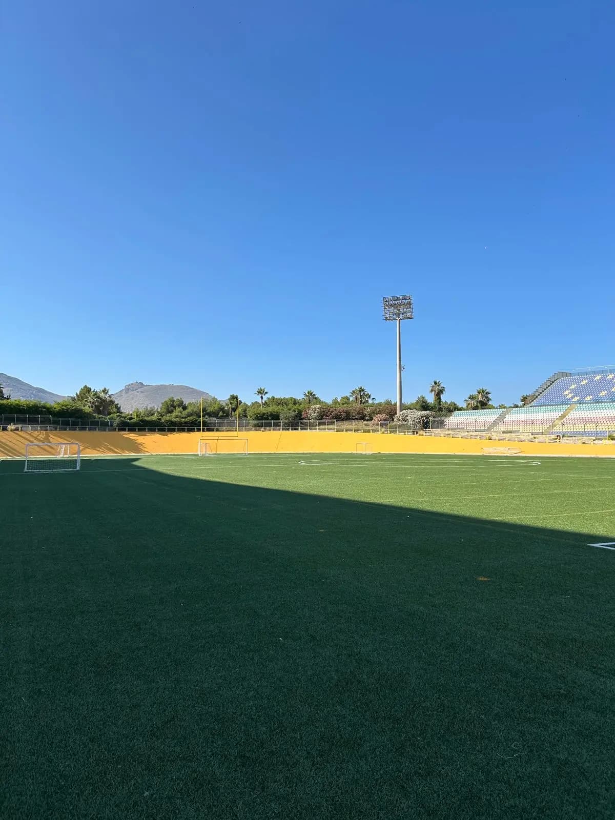 Campo da calcio in uno stadio vuoto