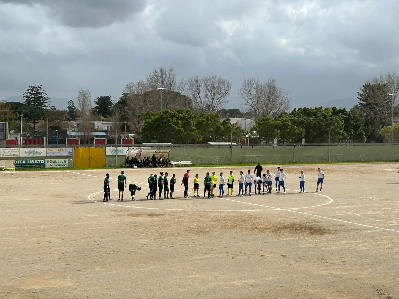Osservazione live del calciatore da bordo campo