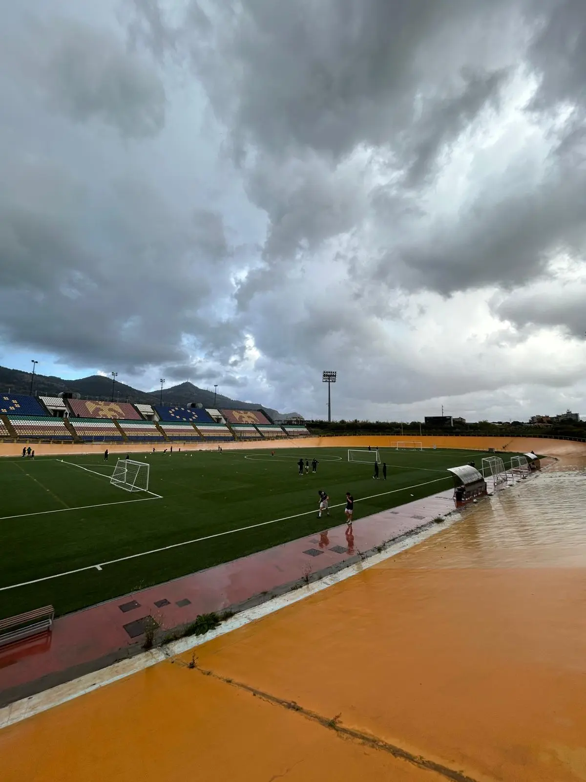 Stadio sotto un cielo tempestoso